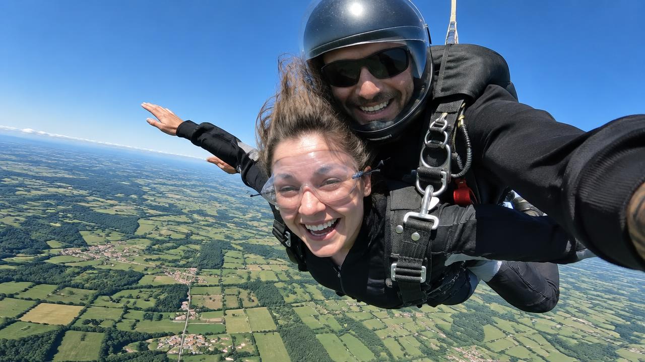 Saut en parachute tandem au-dessus de la campagne française