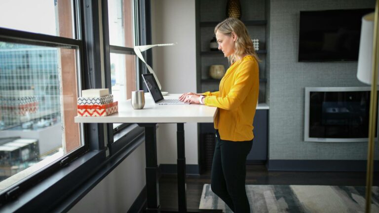 Réduisez la sédentarité au travail et boostez votre énergie avec un bureau assis-debout